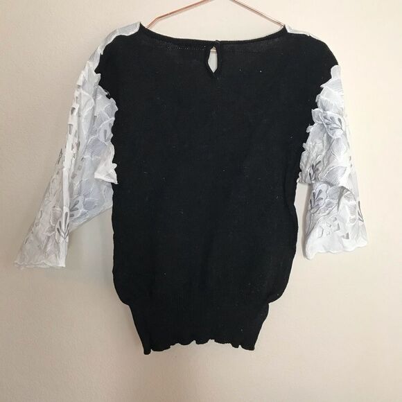 Vintage sweater with embroidered lace detailing - Picture 5 of 6